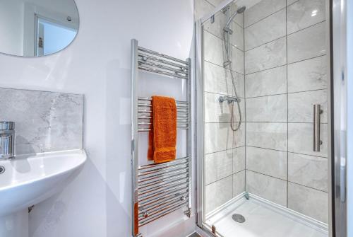 een witte badkamer met een douche en een wastafel bij Luxurious Birmingham Home Private Parking WiFi - near to NEC and QEH in Longbridge
