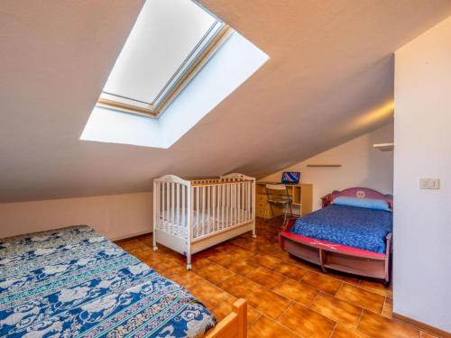 佩拉的住宿－Spaghetti & Cappuccino Beach Villa，阁楼卧室配有两张床和一张婴儿床。