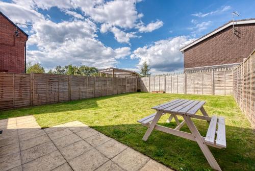 Κήπος έξω από το Luxurious Birmingham Home Private Parking WiFi - near to NEC and QEH