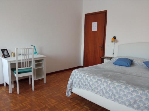 1 dormitorio con cama, escritorio y silla en Lilly's Home en Castelfranco Veneto