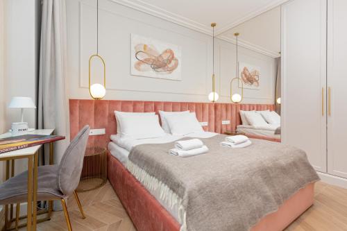 En eller flere senger på et rom på Mennica Residence Deluxe City Centre Apartments by Renters Prestige