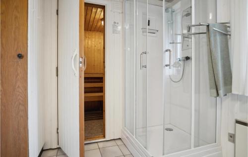 BjerregårdにあるBeautiful Home In Hvide Sande With Wifiのバスルーム(シャワー、ガラス張りのシャワーブース付)