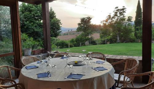 - une table sur une terrasse avec vue sur un champ dans l'établissement Agriturismo Murera, à Acquapendente
