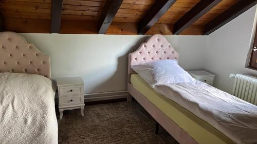 バーデン・バーデンにあるGarden Apartmentのベッドルーム1室(ベッド2台、ナイトスタンド2台付)
