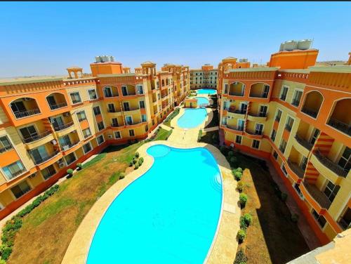 an overhead view of a swimming pool in an apartment complex at منتجع الياقوتة الحمراء in Hurghada
