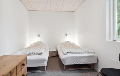 ロッケンにある3 Bedroom Stunning Home In Lkkenのデスク、窓が備わるドミトリールームのベッド2台分です。