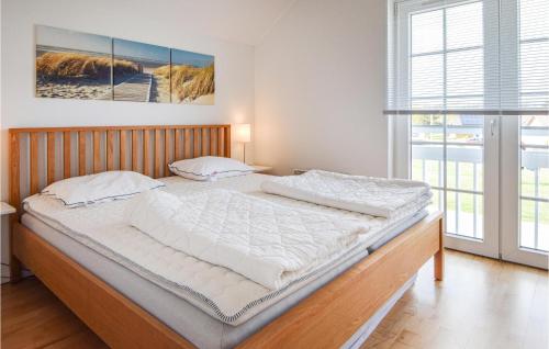 ブラーバンドにあるStunning Home In Blvand With Wifiの大きな窓付きの客室の大型ベッド1台分です。
