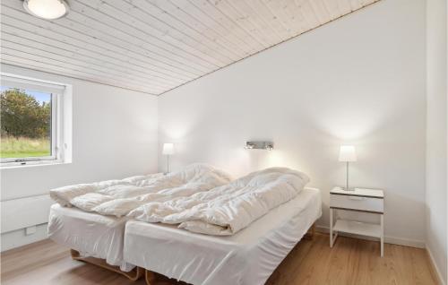 Llit o llits en una habitació de Cozy Home In Lkken With Kitchen