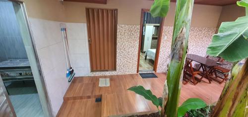 a room with a wooden floor and a room with a mirror at Casa aconchegante com WiFi Governador Valadares MG in Governador Valadares