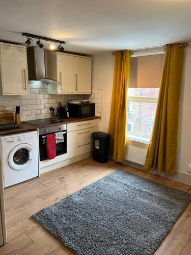 eine Küche mit Waschmaschine und Trockner im Zimmer in der Unterkunft Cairo Street in Warrington