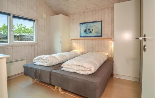 En eller flere senger på et rom på 4 Bedroom Amazing Home In Blvand