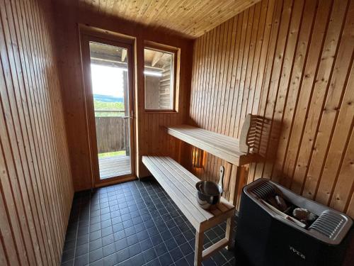 Cette petite chambre dispose d'un banc et d'une fenêtre. dans l'établissement Ski Village Funäsdalen, à Funäsdalen