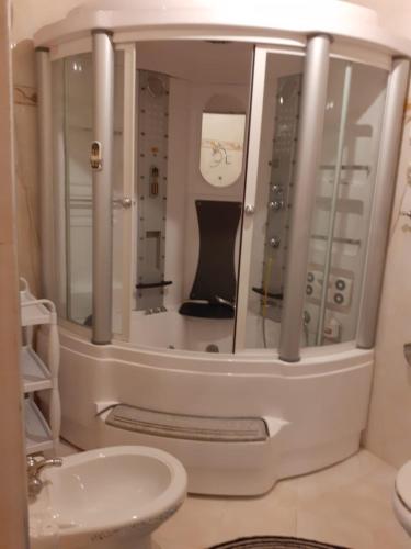 y baño con lavabo y espejo. en Bel Appartement à El kelaa Des Srarhna, en El Kelaa des Srarhna