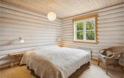 Pollerup KullegårdにあるAmazing Home In Stege With 3 Bedrooms, Sauna And Wifiのベッドルーム(ベッド1台、窓付)