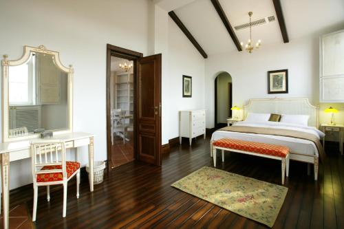 a bedroom with a bed and a desk and a mirror at Arena Regia Hotel & Spa - Marina Regia Residence in Mamaia Nord
