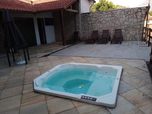 a large jacuzzi tub sitting on a patio at Casa Indaiá in Petrópolis