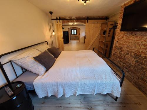 a bedroom with a white bed in a room at Apartment 22 - zentrumsnah in Coburg