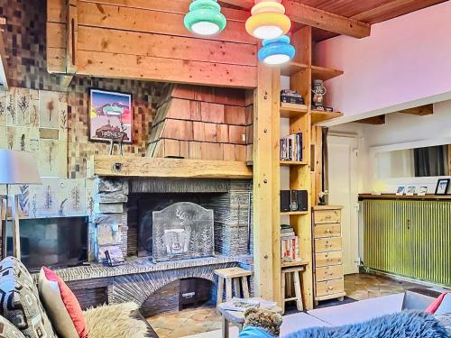 un salon avec une cheminée et un canapé dans l'établissement Spacieux 2 pièces cabine avec balcon, WiFi et cheminée à Tignes - FR-1-411-678, à Tignes
