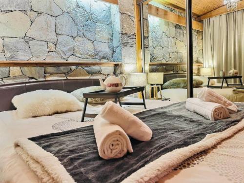 une chambre avec un grand lit avec des serviettes dessus dans l'établissement Spacieux 2 pièces cabine avec balcon, WiFi et cheminée à Tignes - FR-1-411-678, à Tignes