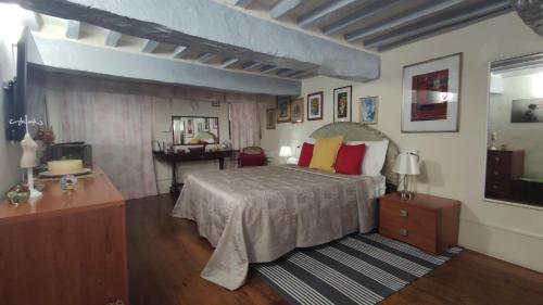 una camera con letto, cassettiera e scrivania di Casa vacanza Todi Antica a Todi