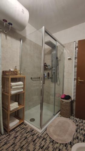 bagno con doccia e porta in vetro di Casa vacanza Todi Antica a Todi