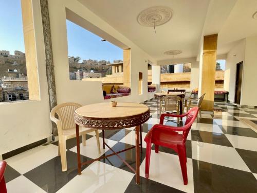 Hotel Sallu Safari في جيلسامر: غرفة طعام مع طاولة وكراسي