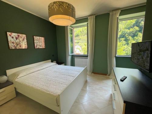 - une chambre avec un lit et une télévision à écran plat dans l'établissement Il Fiume by Holiday World, à Castagnelo
