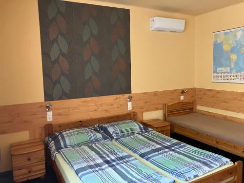 Habitación pequeña con cama y ventana en Adél Apartman, en Sárvár