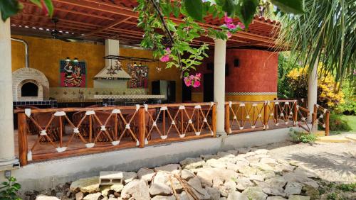 Κήπος έξω από το Casa Colonial, Cozumel Villa Guava