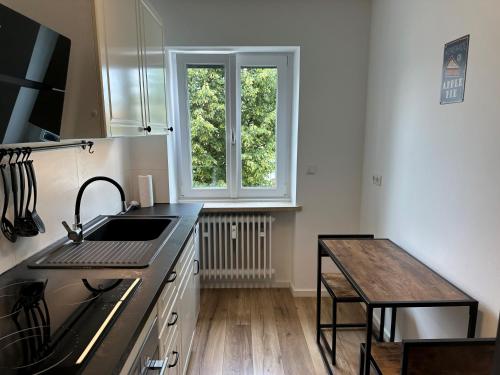 cocina con fregadero y ventana en MM Lodge - Apartments in Innenstadtlage mit Parkplatz en Augsburg