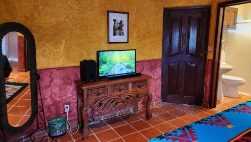 Μια τηλεόραση ή/και κέντρο ψυχαγωγίας στο Casa Colonial, Cozumel Villa Guava