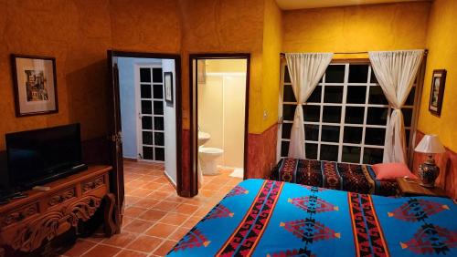 Ένα ή περισσότερα κρεβάτια σε δωμάτιο στο Casa Colonial, Cozumel Villa Guava