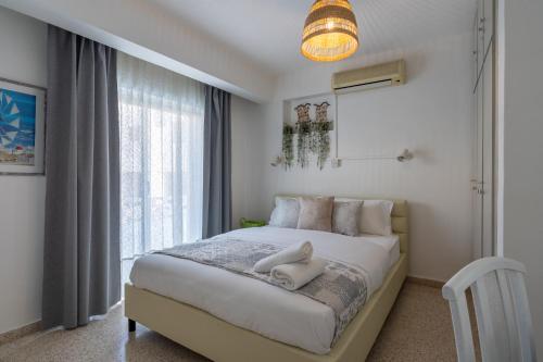 1 dormitorio con cama y ventana grande en Vision 1-Bedroom Apartment in Ayia Napa, en Ayia Napa