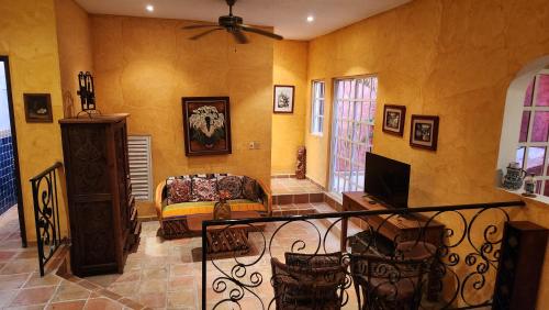 Χώρος καθιστικού στο Casa Colonial, Cozumel Villa Guava