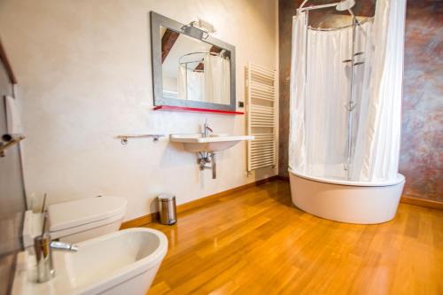 ein Bad mit einer Dusche, einem Waschbecken und einem WC in der Unterkunft Panorama Loft in Triest