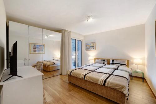 una camera con un letto e una televisione di Apartement Panoramaresidence a Avelengo