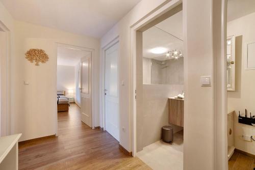a living room with a hallway with a mirror at Apartement Panoramaresidence in Avelengo