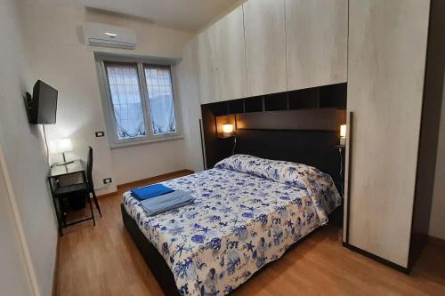 a bedroom with a large bed in a room at Appartamento nuovo 20mt dal mare, vicino al centro in Ladispoli