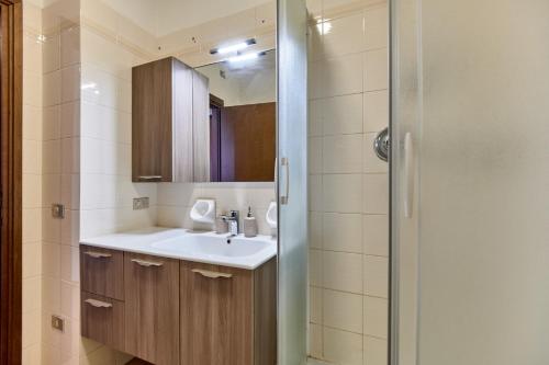 een badkamer met een wastafel en een douche bij Lydie apt. exclusive holigarda in Desenzano del Garda