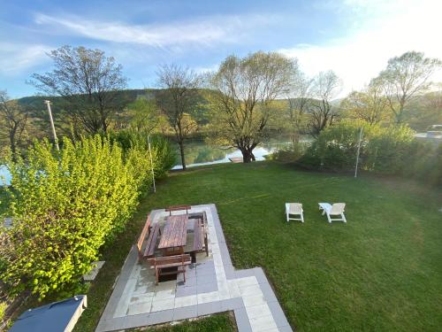 una vista aerea di un giardino con tavolo e sedie di Villa Una Sunset a Bihać