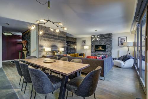 une salle à manger et un salon avec une table et des chaises dans l'établissement White Pearl Apartments, à Chamonix-Mont-Blanc