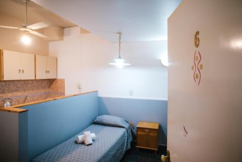 Un dormitorio con una cama con un osito de peluche. en Apart Hotel Andino en Mendoza