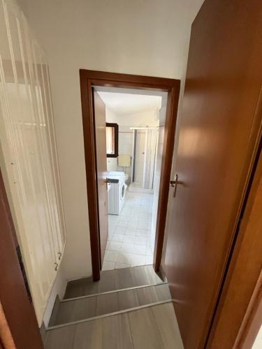 een hal met een deur naar een badkamer bij casa margherita in Lodi