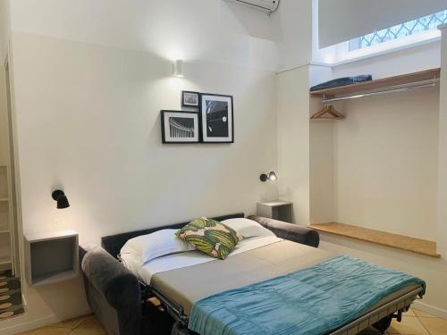 um quarto com uma cama e uma televisão num quarto em Eccelso Suites em Roma
