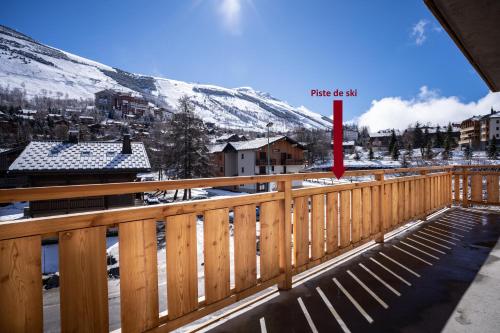 d'un balcon offrant une vue sur une montagne enneigée. dans l'établissement Appartement Les Myrtilles - pied des pistes - 10 personnes, à Les Deux Alpes