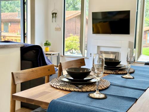 Televisyen dan/atau pusat hiburan di The Birches with Hot Tub