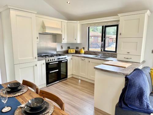 Dapur atau dapur kecil di The Birches with Hot Tub