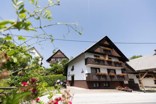 Apartments and rooms Pri Urhu