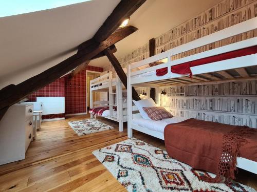 - une chambre mansardée avec 2 lits superposés dans l'établissement Gîte L'Eau Vive, à Meung-sur-Loire