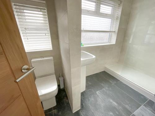 a bathroom with a toilet and a tub and a sink at 12min to City - FREE Parking - Christie NHS - Contractor Friendly - IRWELL STAYS in Manchester